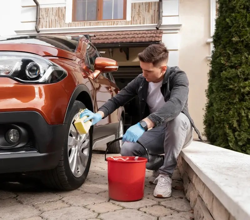 Lavage auto à domicile Lanas : professionnel intervenant sur un véhicule